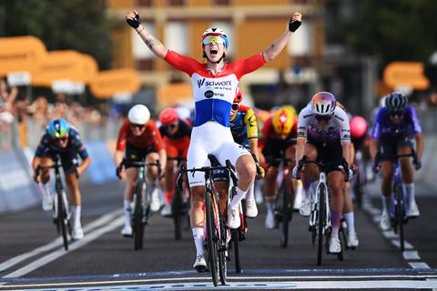 Topfavoriete Lorena Wiebes geeft concurrentie geen kans en pakt eerste roze trui in Giro Women