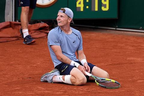 Toptennisser Jesper de Jong vol vertrouwen richting kraker tegen wereldtopper op Roland Garros: 'Ik omarmde de zenuwen'