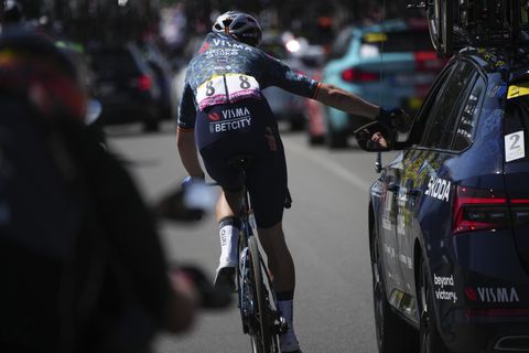 Wout van Aert en ploeggenoot tegen de grond in tweede Tour-etappe, weer tegenslag voor Visma