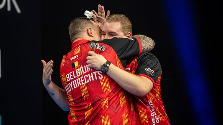 'Wie is Michael van Gerwen?!': uitzinnig Belgisch duo snoert de mond van Nederlandse darters op World Cup of Darts