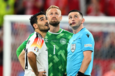 Scheidsrechter Michael Oliver, Ilkay Guendogan (l) en Kasper Schmeichel. © Getty Images