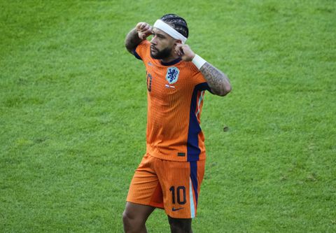 Robin van Persie heeft Memphis Depay 'gepusht en gedreven' om door te gaan bij Oranje