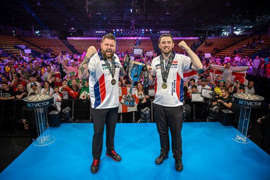 Topfavoriet Engeland wint World Cup of Darts, Belgisch duo Dimitri van den Bergh en Kim Huybrechts afgemaakt