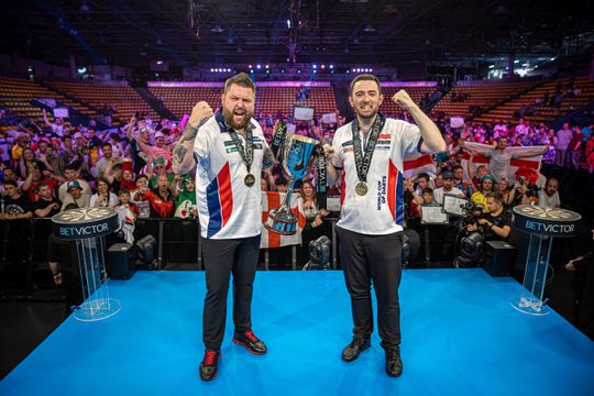 Topfavoriet Engeland wint World Cup of Darts, Belgisch duo Dimitri van den Bergh en Kim Huybrechts afgemaakt