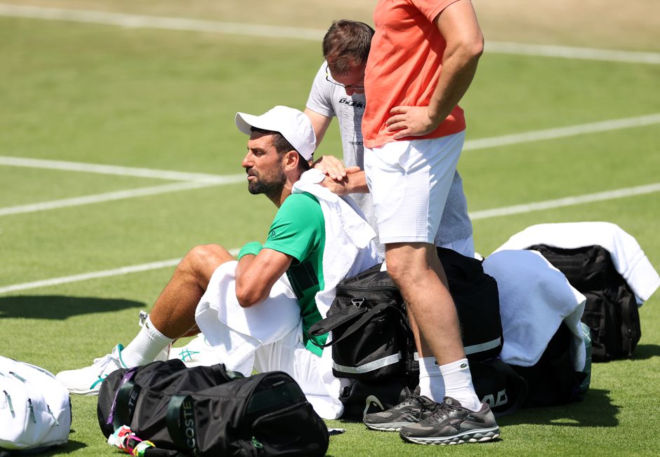 Zorgwekkend beeld van training Novak Djokovic duikt op vlak voor start van Wimbledon