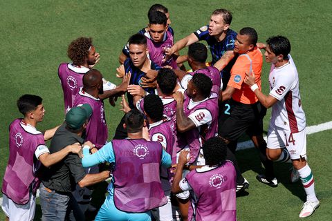 Vlam in de pan bij Inter - Fluminense op WK voor clubs: speler duwt trainer omver