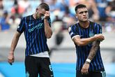 Inter-aanvoerder Lautaro Martinez heeft het gehad met een paar van zijn ploeggenoten. ©Getty Images