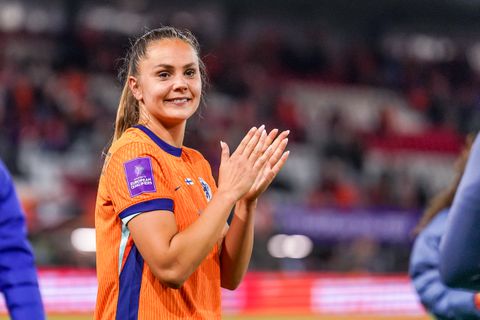 Topvoetbalster Lieke Martens ontmoet opvallende gast uit haar jeugdteam: 'Jullie kwamen vaak voor mij op'