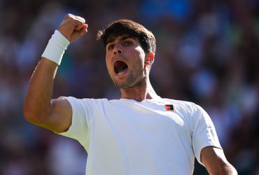 Titelverdediger Carlos Alcaraz ontsnapt na marathonpartij aan één van de grootste Wimbledon-blamages ooit