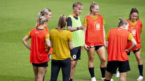 Bondscoach Andries Jonker doet boekje open over omgang met Oranje Leeuwinnen: 'Waarom doe ik dat?'