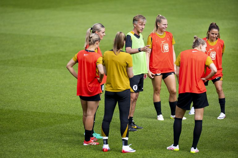 Bondscoach Andries Jonker doet boekje open over omgang met Oranje Leeuwinnen: 'Waarom doe ik dat?'