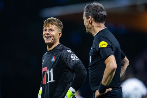 Verbazing bij oud-topscheidsrechter over nieuwe regels in Eredivisie: 'Het is te gek voor woorden'