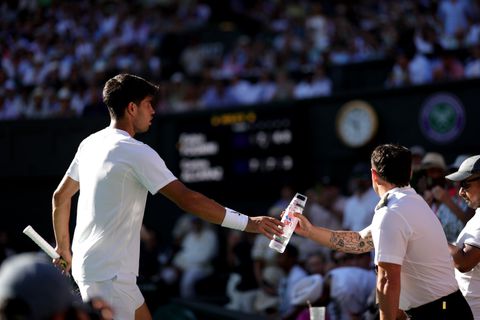 Grote onrust op Wimbledon: toptennisser Carlos Alcaraz schiet te hulp bij noodgeval