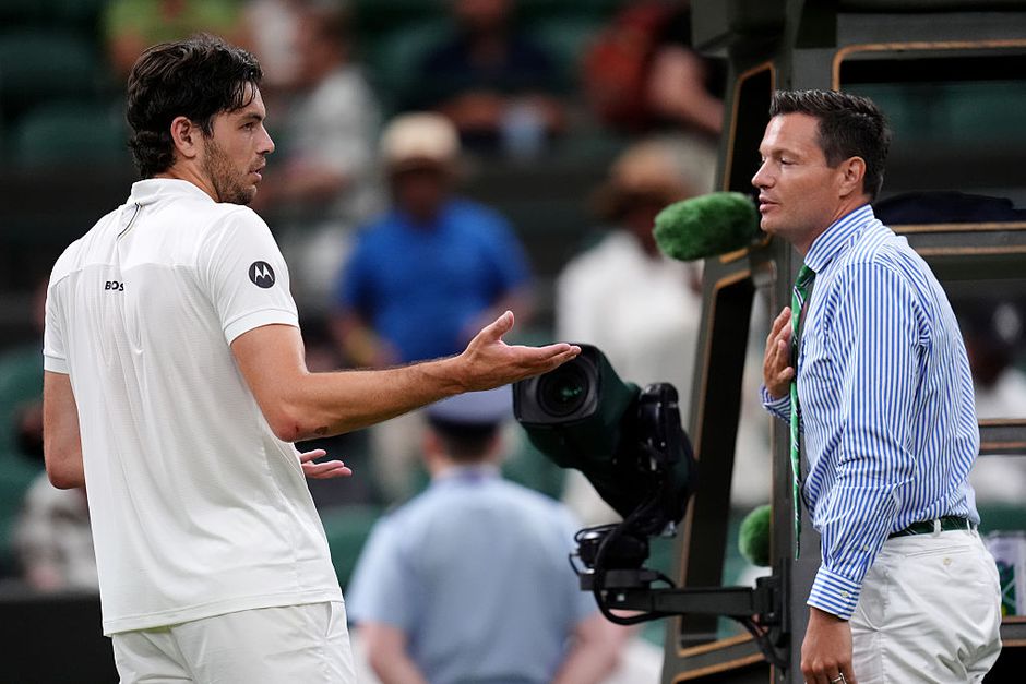 Umpire neemt opmerkelijke beslissing op Wimbledon en benadeelt toptennisser, publiek joelt