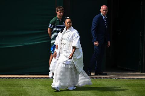 Toptennisster Naomi Osaka maakt indruk op Wimbledon met opvallende outfit geïnspireerd op beroemde filmklassieker