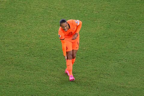 Aanvoerder Virgil van Dijk wil zo snel mogelijk weg na uitschakeling op WK: 'Daar zijn mijn gedachten nu'