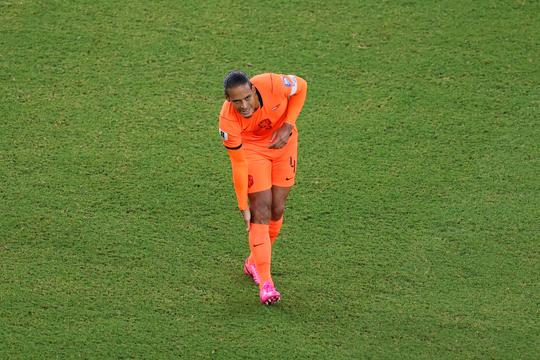 Aanvoerder Virgil van Dijk wil zo snel mogelijk weg na uitschakeling op WK: 'Daar zijn mijn gedachten nu'