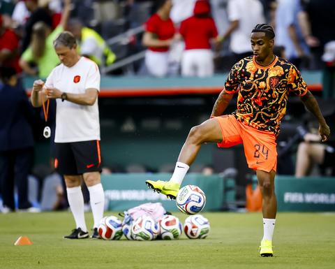 Ronald Koeman geeft tekst en uitleg over gewijzigde opstelling Oranje op WK voetbal