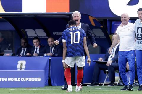 Superster Kylian Mbappé zorgt voor emotioneel moment bij oppermachtig Frankrijk op WK voetbal