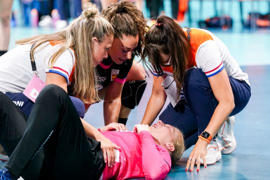 Grote schrik bij Nederlandse handbalsters: keepster gaat gestrekt na pijnlijke redding