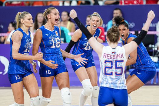 Daarom heeft één van de speelsters van de Oranje-volleybalsters altijd een ander kleur shirt aan