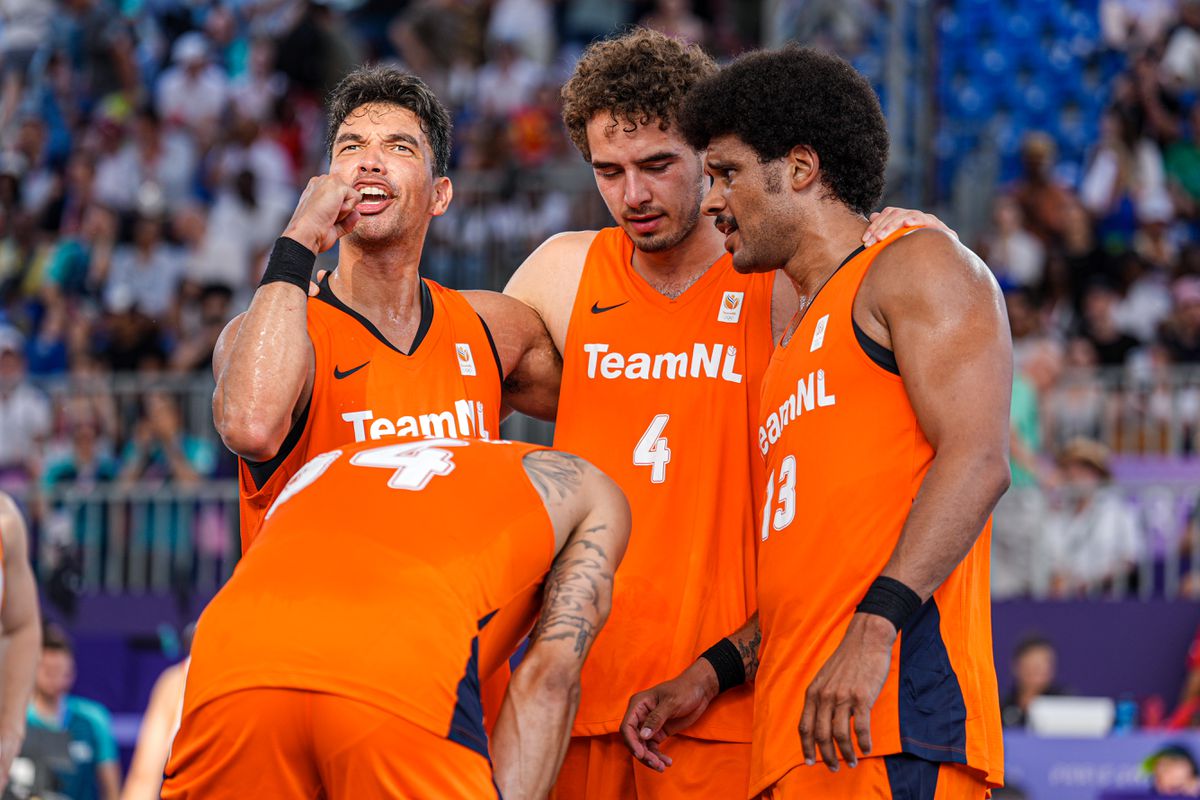 Nederlandse 3x3 basketballers genieten na eerste zege op Olympische Spelen: 'Er was zó veel oranje'