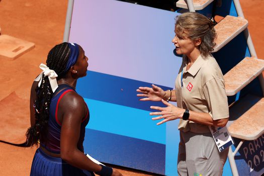 Toptennisster Coco Gauff ruziet met umpire en verlaat in tranen het veld op Olympische Spelen