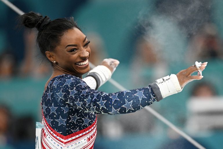 Turnster Simone Biles leidt Team USA zéér overtuigend naar winst bij meerkamp op de Olympische Spelen