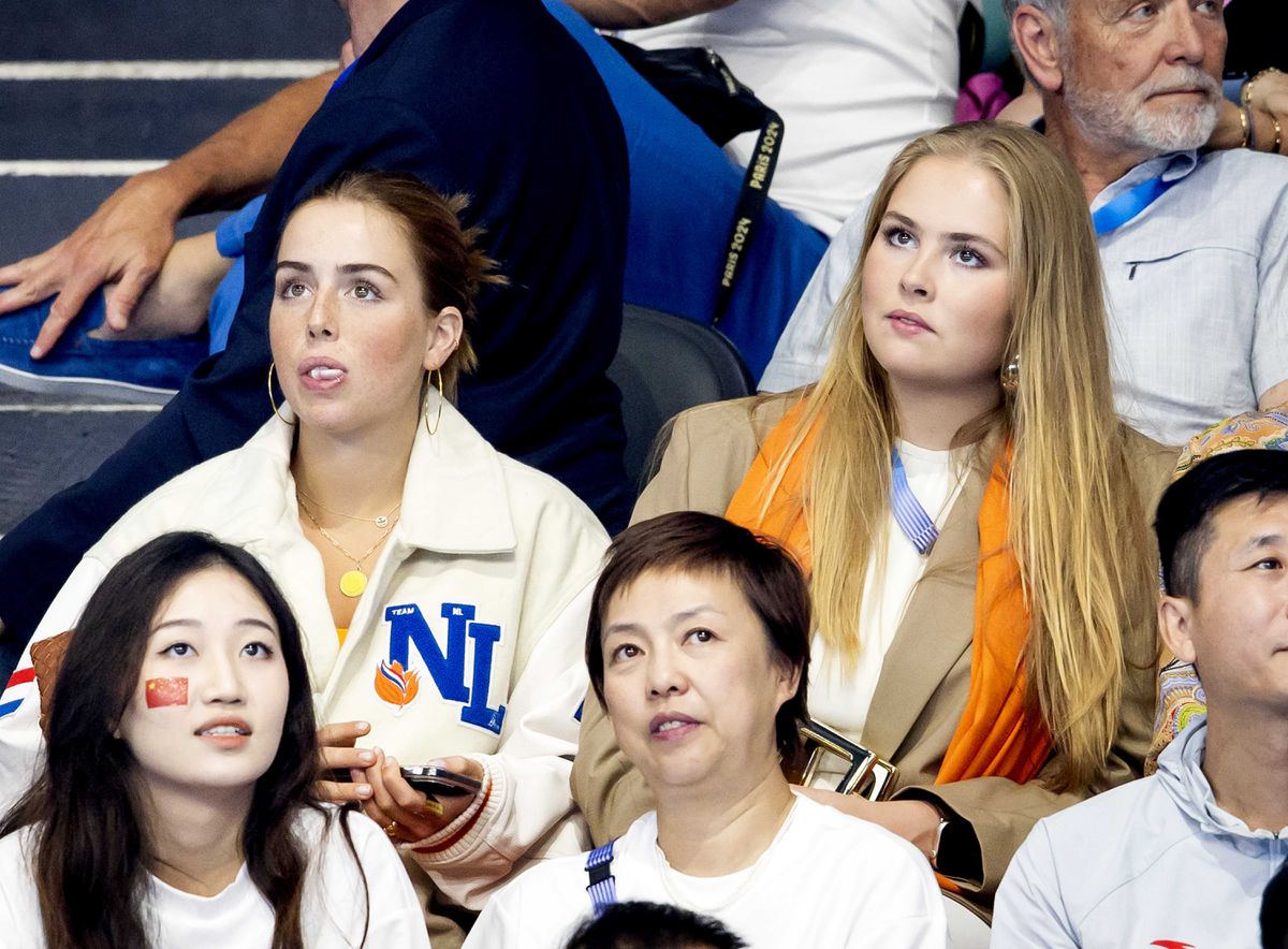 Prinses Alexia (en de blik van haar moeder Máxima) gaat de wereld over na opvallend moment in zwemstadion