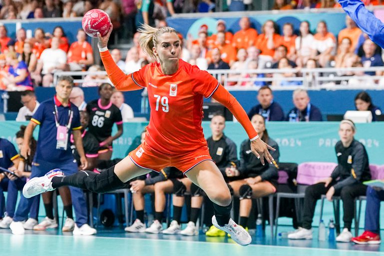 De mooiste foto's van Nederlandse handbalsters tegen Spanje: koning Willem-Alexander doet de wave