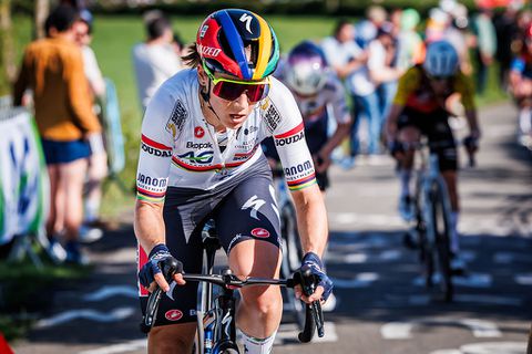 Toprenster Demi Vollering komt na harde val nét te kort voor Tour-etappe, Afrikaanse renster pakt dubbelslag
