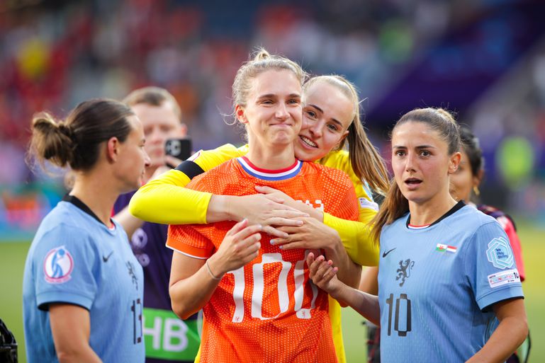 Oranje Leeuwin Vivianne Miedema krijgt lieve verrassing van oud-ploeg bij terugkomst van EK