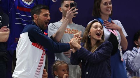 Toptennisser Novak Djokovic beleeft liefdevolle momenten op peperduur resort, waar champagne meer dan 100.000 euro kost