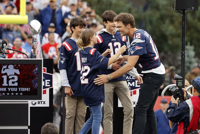 NFL-icoon Tom Brady ontroert met visie over vaderschap: 'Dat was mijn manier om voor ze te zorgen'