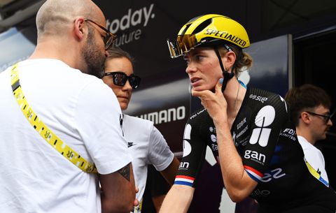 Keiharde woorden voor 'aanstelgedrag' van gevallen toprenster Demi Vollering: 'Echt belachelijk'