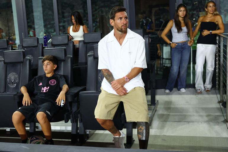 Lionel Messi draagt peperduur Barbie-horloge, waar Rolex er slechts tien van heeft gemaakt