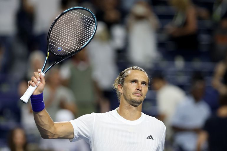 Toptennisser overleeft 'cruciaal moment' en krijgt publiek op de banken met waanzinnig lange rally