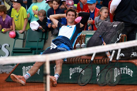 Toptennisser vraagt om VAR na bizar incident: tegenstander veroorzaakt zeldzaam illegale actie