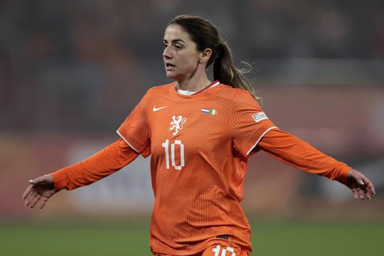Oranje Leeuwin (34) verrast dierbare met bijzonder cadeau: 'Voor alles wat je hebt opgeofferd'