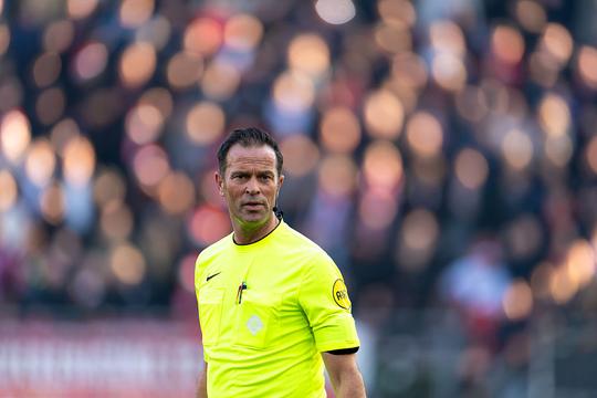 Arbiter Bas Nijhuis live op tv geconfronteerd met felle kritiek: 'Dit is vernietigend'