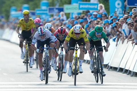 Bizarre finish met Wout van Aert in de hoofdrol: jury verandert winnaar na bekijken foto