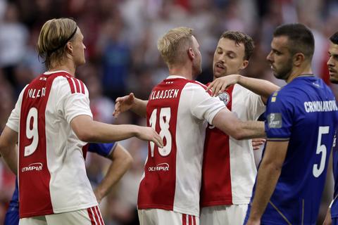 Live | Ajax komt in tweede helft op voorsprong na heerlijke goal van Oscar Gloukh