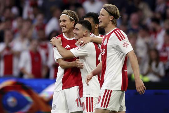 Uitblinkende Oscar Gloukh zorgt voor heerlijke avond in Johan Cruijff ArenA: Ajax simpel door in Europa