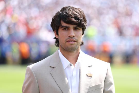 Toptennisser Carlos Alcaraz verrast met compleet nieuwe look: 'Dit kan niet serieus zijn'