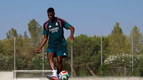 Real Madrid onder vuur na bizarre video van Denzel Dumfries: 'Het is om van te kotsen'