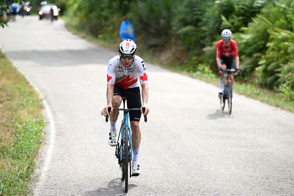 Primoz Roglic deelt rake klappen uit in Vuelta en krijgt rode trui in zicht, Michael Woods boekt mooie zege