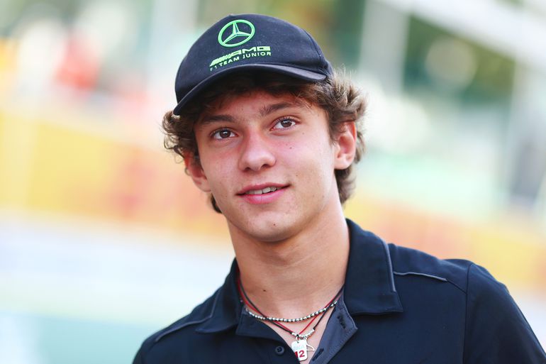 Dramatisch Formule 1-debuut Andrea Kimi Antonelli (18): zware crash Mercedes-coureur zorgt voor rode vlag op Monza