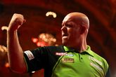 Michael van Gerwen speelt in Amsterdam tegen Clayton © Getty Images