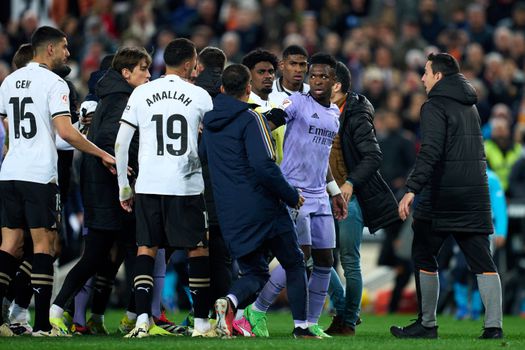 Real Madrid-ster Vinicius pakt racisme snoeihard aan en blikt terug op emotioneel moment met rode kaart