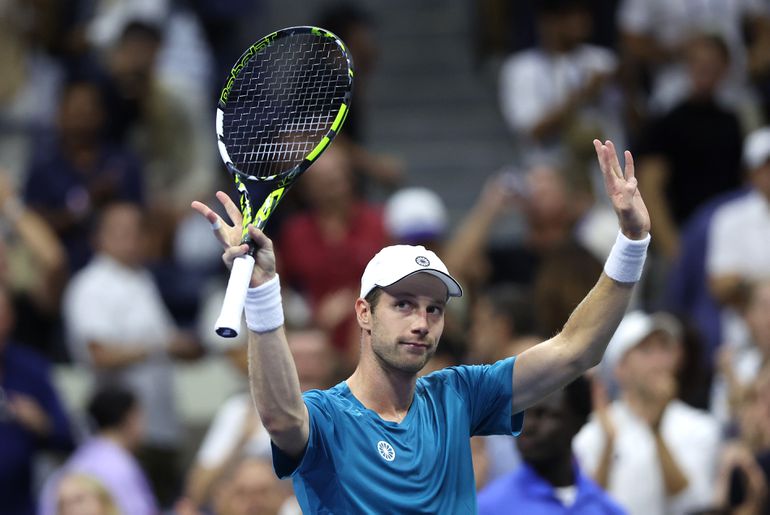 Sensatie op US Open: Botic van de Zandschulp veegt wereldtopper Carlos Alcaraz van de baan